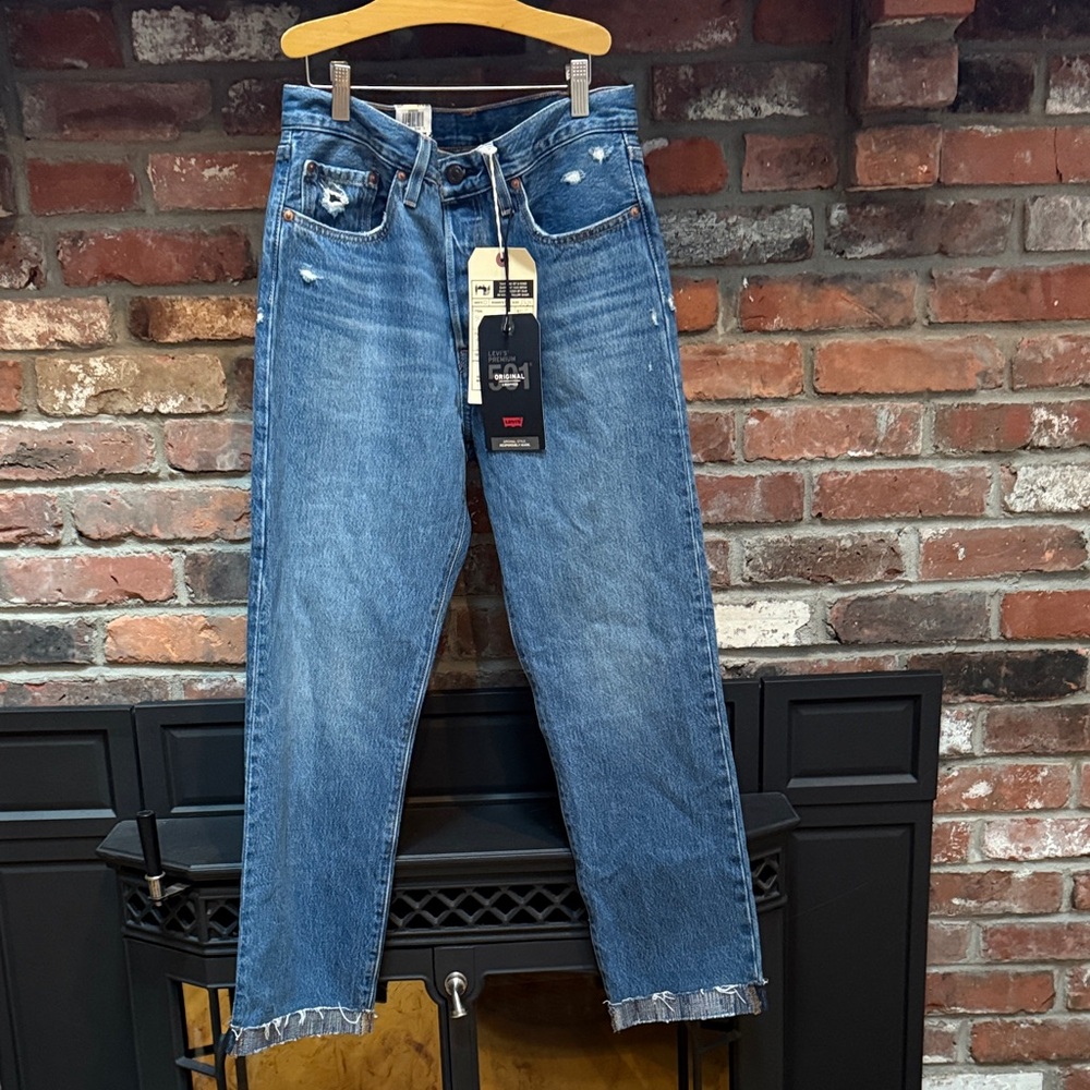 Women’s Levi's Classic Blue Jeans with Frayed Hem. 501 cropped sz. 27